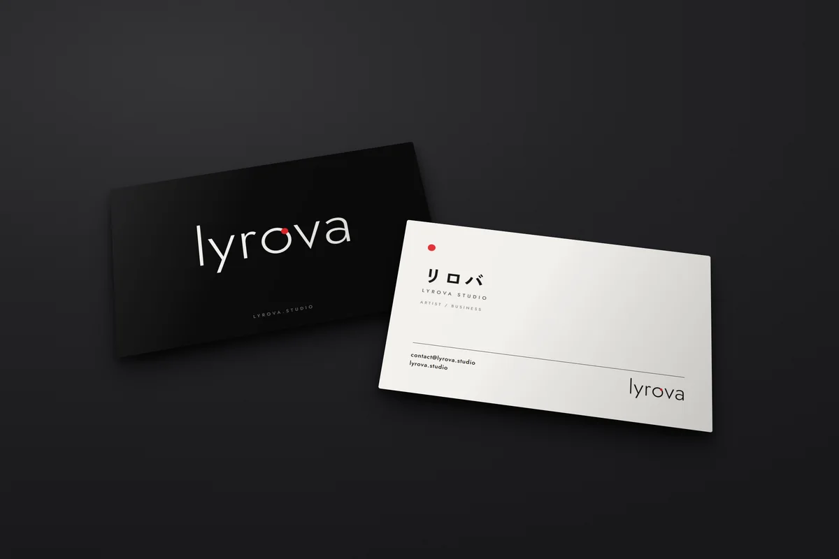 名刺の見本：lyrova の名刺（表は黒地にロゴ、裏は白地に名前と連絡先）